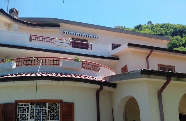 Villa umgeben von der grünen Costa degli Dei zwischen Pizzo und Tropea