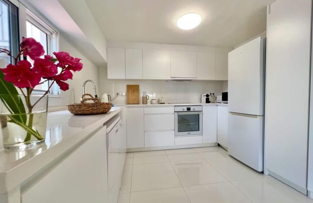 Villa surrounded by pine trees with sea views - ServHouse