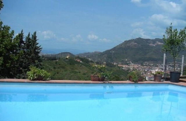 Villa mit Swimmingpool, umgeben von Weinreben und Panoramablick