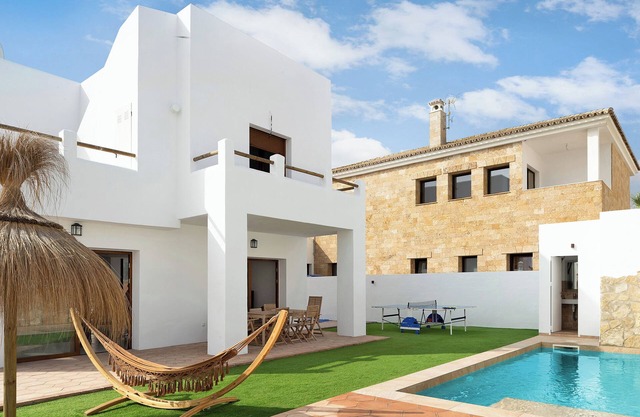 'Villa Tahona' in Strandnähe mit Pool und WLAN
