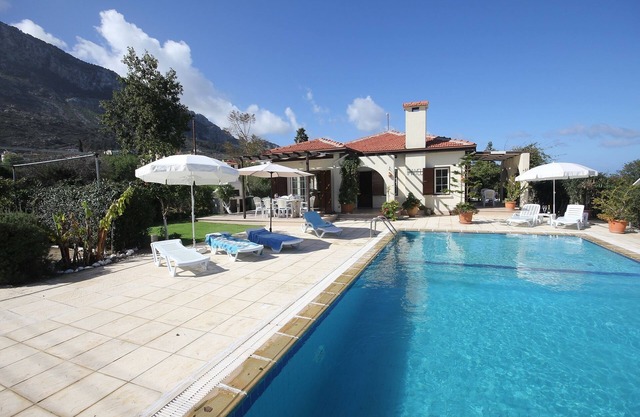 Villa mit privatem Pool und Meer- und Bergblick. Einige Schulferien verfügbar