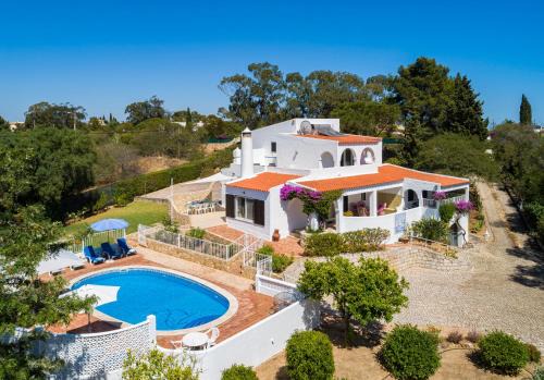 Villa Tara, Heated private pool, short walk to to town & beach