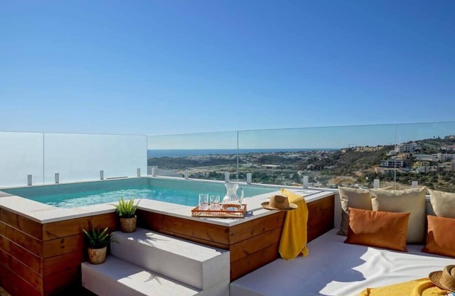 Villa Telhado, Luxury rooftop retreat with 2 pools
