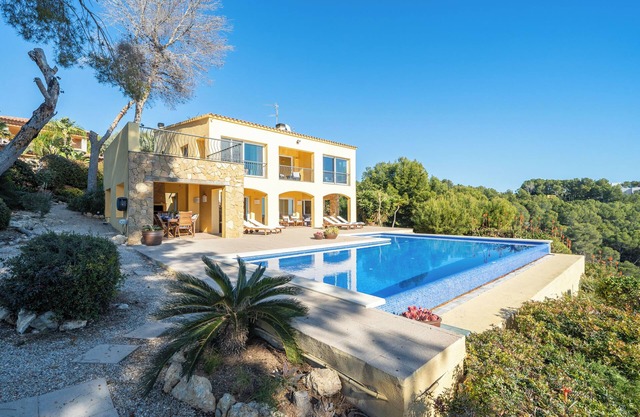 Villa 'The Beauty of Cala Tamarit' mit Meerblick, Pool, WLAN und Garten