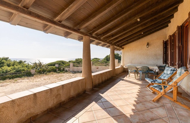 Villa Timbora am Strand mit Meerblick, Terrasse