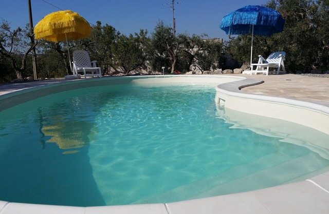 "VILLA TINA" - VILLA UND ZWISCHEN TRULLO MANDORLI und Oliven - -Komfortable POOL SERVICES