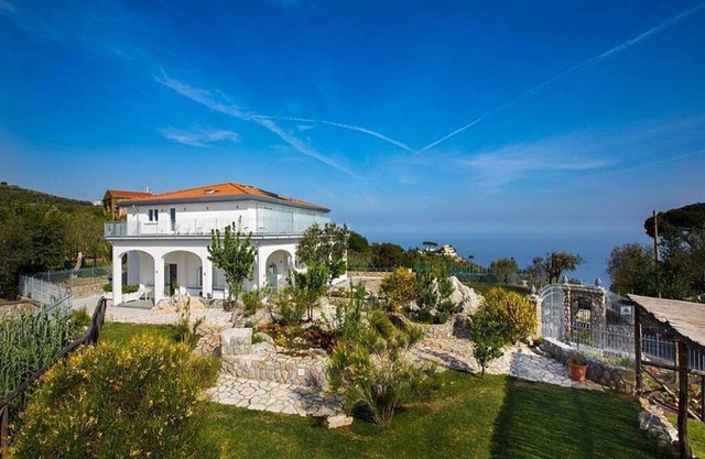 Villa Tiresia: Eine prächtige zweistöckige Villa in ruhiger Lage.