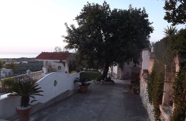 Villa zu fünfzehnhundert Metern vom Meer gelegen auf einem panoramischen Hügel