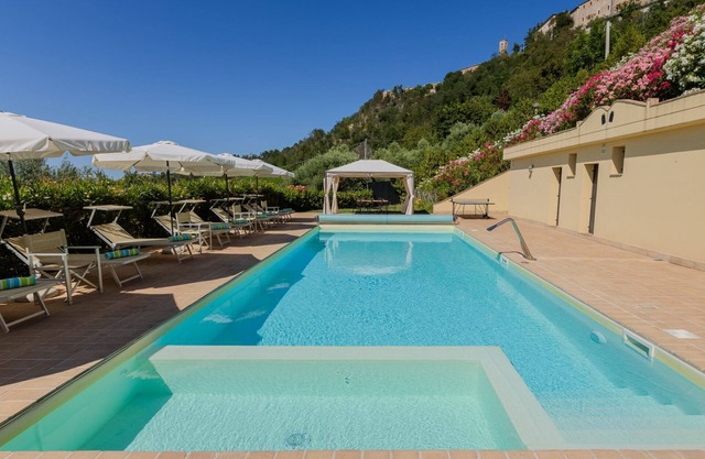 Villa Torre mit beheiztem Pool und Meeresblick in Ripatransone, in dem Gebiet des Rosso Piceno Wein