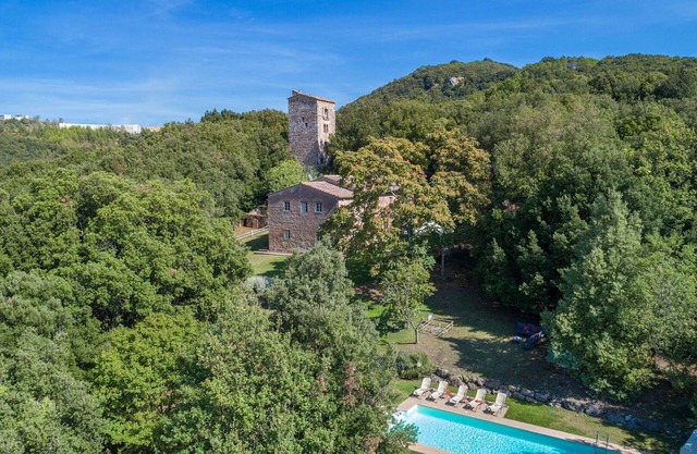 Villa + Turm mit privatem Pool