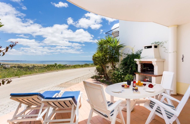 Villa / Stadthaus mit Blick auf den Strand Meia Praia in Lagos auf einer Anlage mit zwei Pools