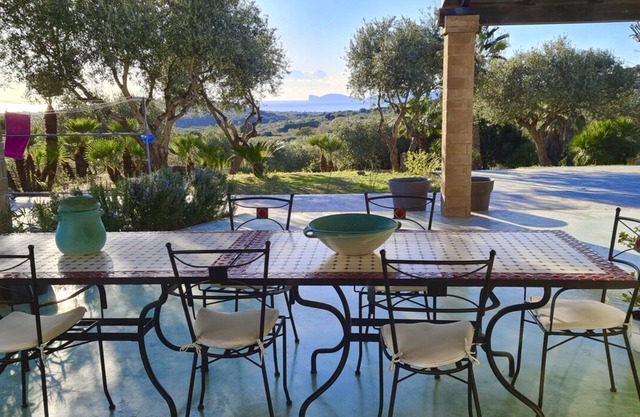 Villa Tramonto mit Veranda mit Meerblick, umgeben von Grün, mit A/C und Wifi