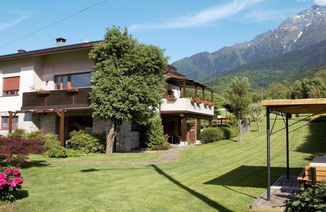 villatrecariole für 2 mit pool und blick auf die berge und den see