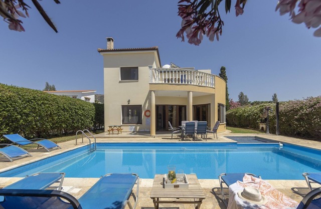 Villa Tsikkos Ena: Direkt am Strand, Pool, Klimaanlage, Wifi