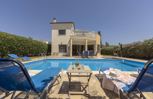 Villa Tsikkos Tria: Erstklassige Strandlage, privater Pool, Klimaanlage
