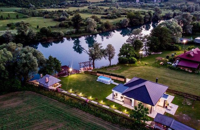 Die Villa Una Navis Bihać liegt am Ufer der smaragdgrünen Schönheit der Una