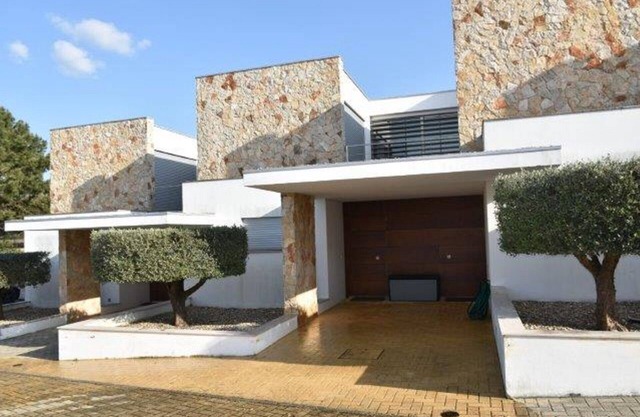 Villa V3 mit Pool in Strandnähe