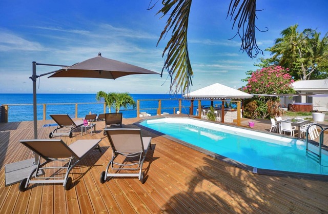 Villa VAIANA Saint Pierre Martinique Füße im Wasser Schwimmbad Blick aufs Meer