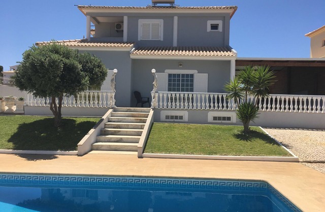 Villa mit Garten und Pool