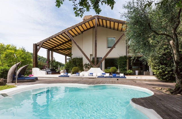 Villa Vallugola 8 - Vier Schlafzimmer Villa, Schläft 8