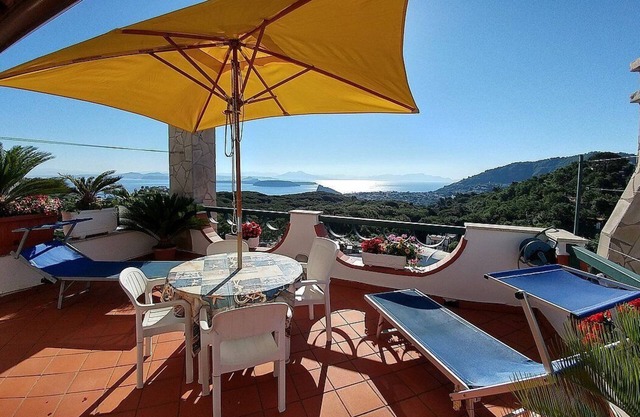 Villa Venturina A: Ein helles und sonniges Einfamilienhaus an der hohen Küste mit Blick auf das Meer.