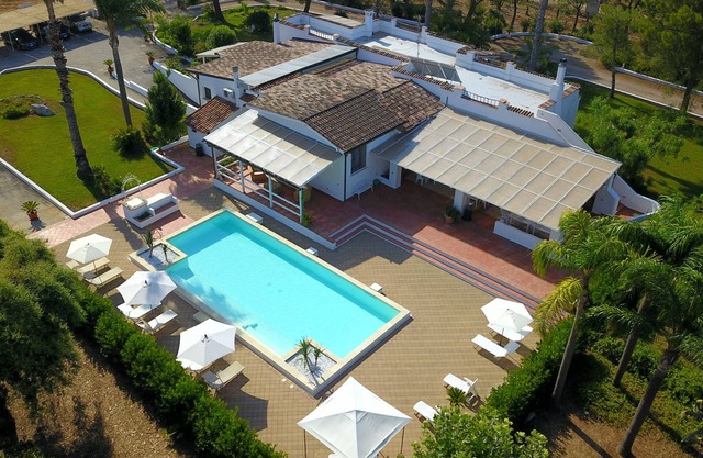 Villa Vetti, schöne Villa im Grünen mit Pool, nur wenige Kilometer vom Meer entfernt