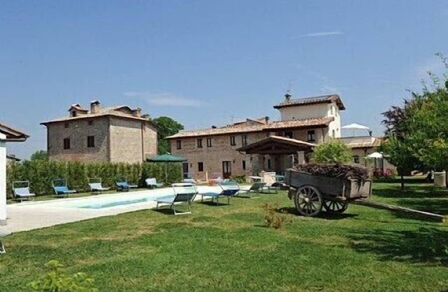 Villa Vezzosa D: Eine angenehme und einladende Wohnung, die Teil eines alten Bauernhauses ist.