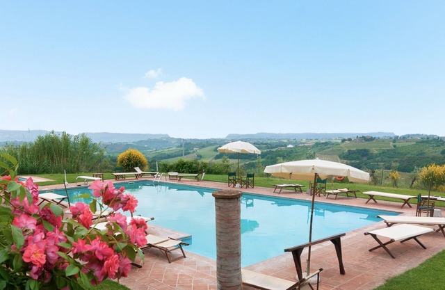 Villa 'Villa del Fattore' mit gemeinschaftlich genutztem Pool, privater Terrasse und WLAN