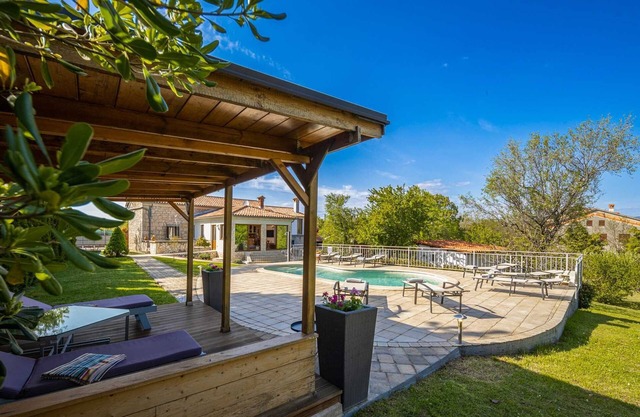 Villa Vinci mit Pool & Spielplatz