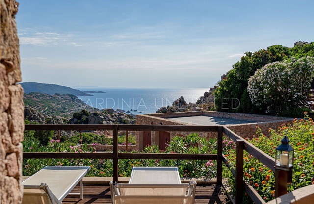 Villa Violetta Nellie: Pool und Meerblick