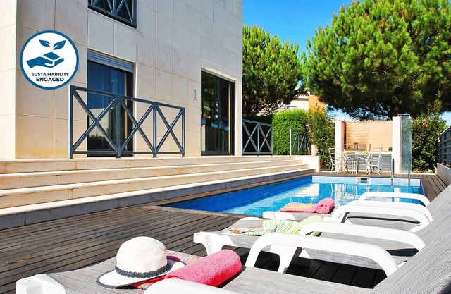 Villa w/ BBQ & pool near the Strip, Albufeira