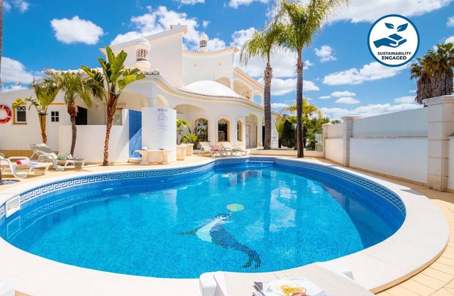 Villa w/ heatable pool & BBQ, Albufeira