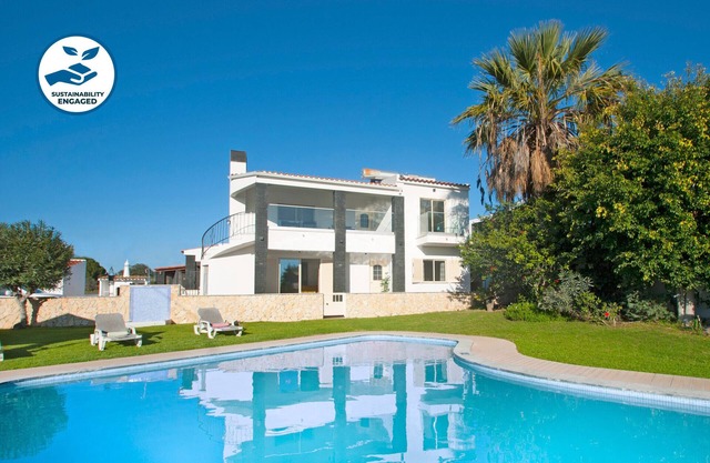Villa w/ heatable pool, BBQ & private annexes