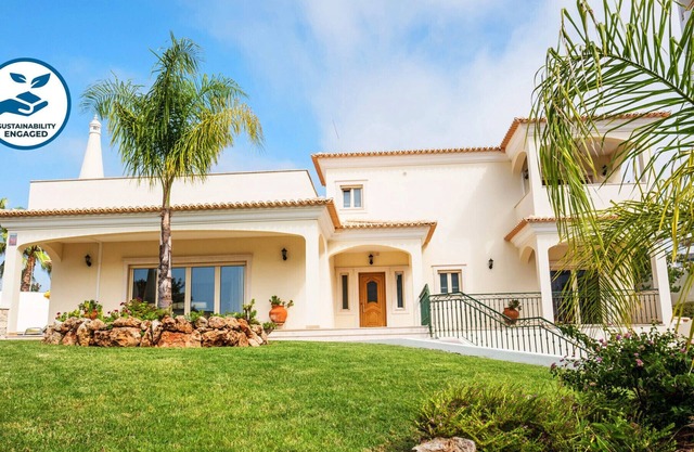 STUNNING VILLA, SEA VIEW, AIR CON, WI-FI, PRIVATE HEATABLE POOL AND GAMES ROOM