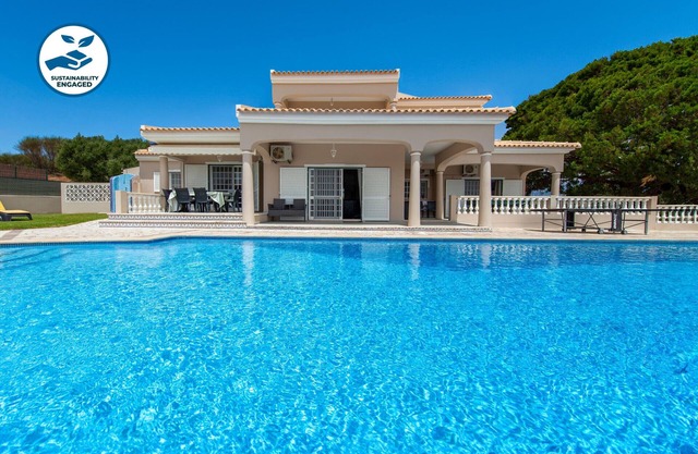 Villa w/ heatable pool & BBQ, Albufeira