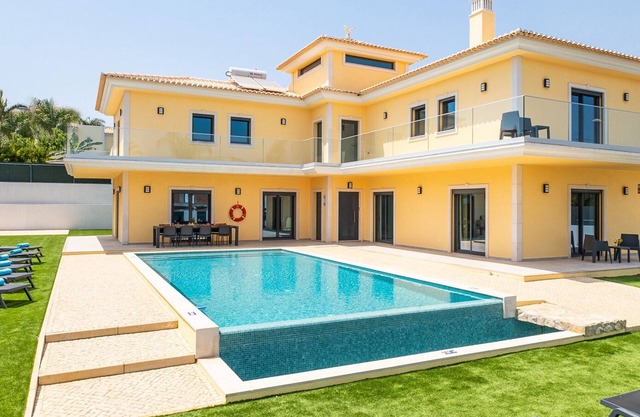 Relaxing Stay w/ Heatable Pool & Games