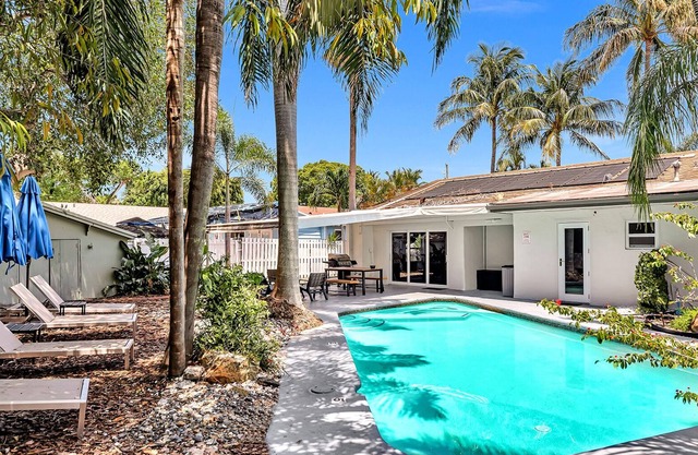 Villa W/Heated Pool, Pool Table Just 7min to Beach