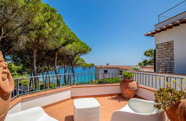 Elegante Villa mit Meerblick und privatem Zugang zum Strand