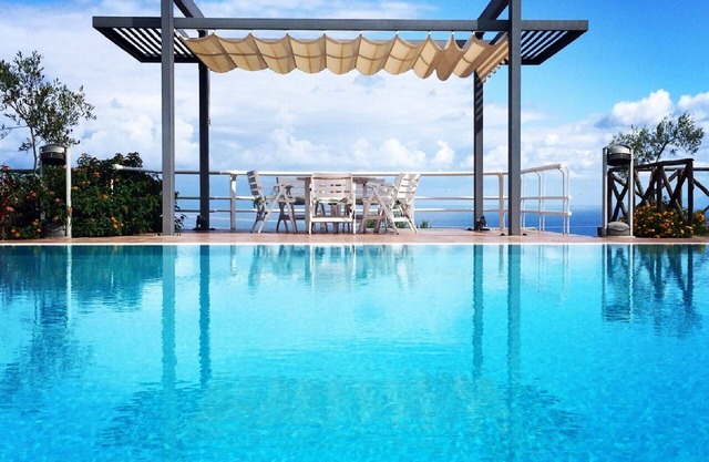 Villa mit Pool und Blick auf die Äolischen Inseln