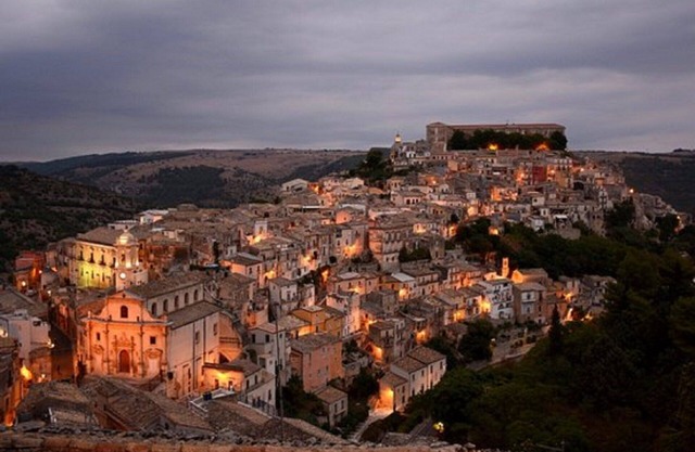 Villa mit Schwimmbad zwischen sizilianischem Barock und Meer. MODICA. NOTO. SCICLI. IBLA