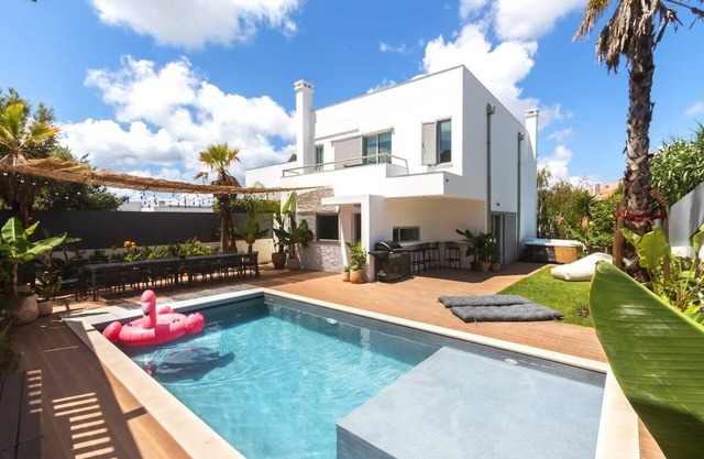 Villa w/ MiniGolf, Hot Tub, up to 28 ppl