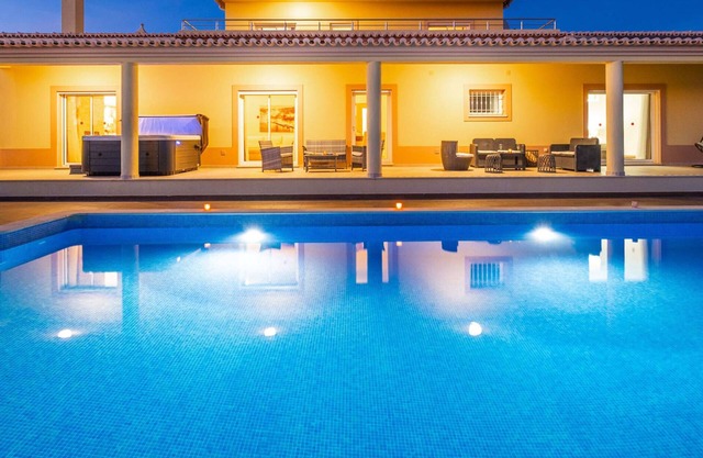 Villa w/ pool, jacuzzi, BBQ & stunning sea view