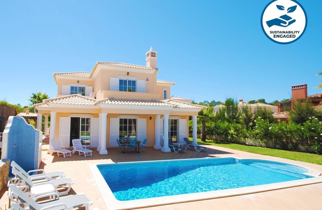 LUXURY VILLA, W/ AIR CON, FREE WI-FI, AND JUST 1 MILE FROM THE BEACH
