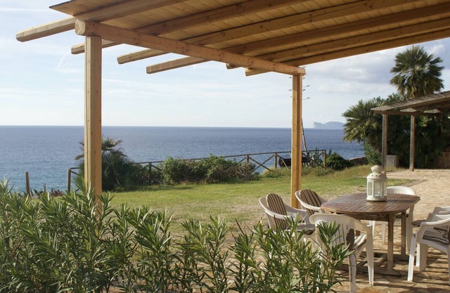 Villa Wanda - Seafront apartment with sea view and private beach