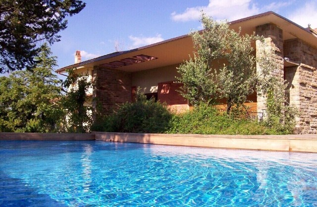 Villa mit Pool, Klimaanlage, zu Fuß in die Stadt