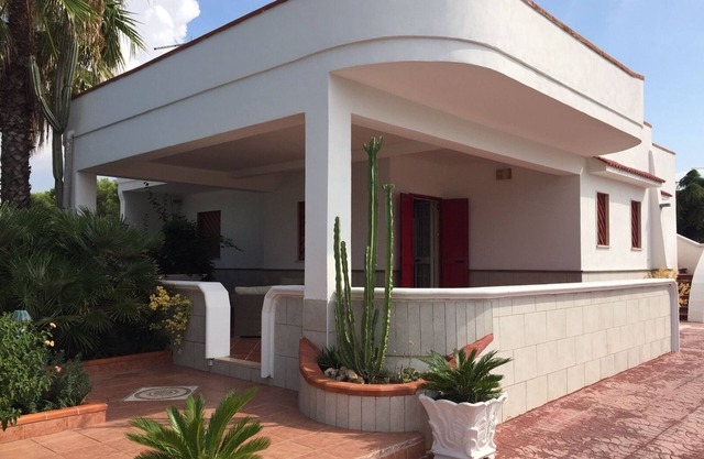Villa with large garden a few steps from the sea