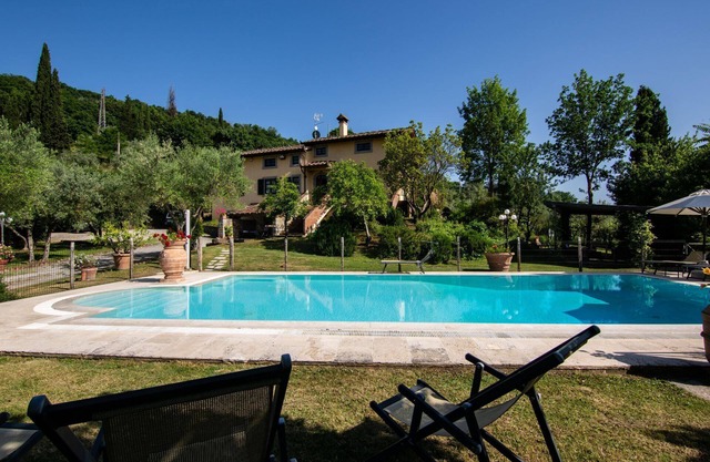 Villa mit Pool, Tennisplatz und Tischtennisplatte ideal für Sport- und Unterhaltungsliebhaber. Große