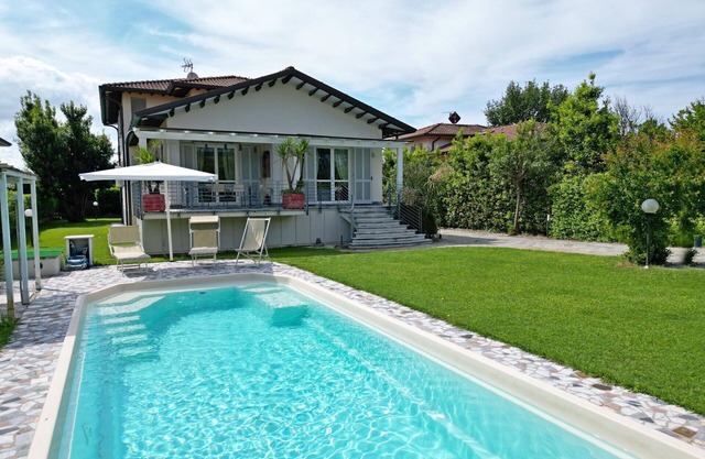 Villa mit Pool am Meer, Klimaanlage, Garten