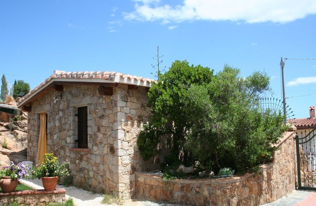 Villa mit exklusivem Garten, 240 Meter vom Strand entfernt, Meer- und Bergblick.