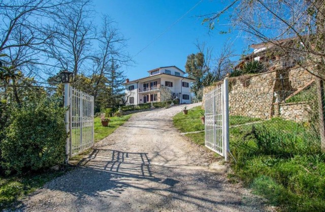Villa mit 2 geräumigen Apartments für 2 x 7 Personen und Pool in der Nähe von Pisa und dem Meer
